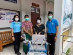 รับมอบรถเข็นโยกคนพิการ โดยมีนางมิ่งขวัญ วีระชาติ พัฒนาสังคมแ